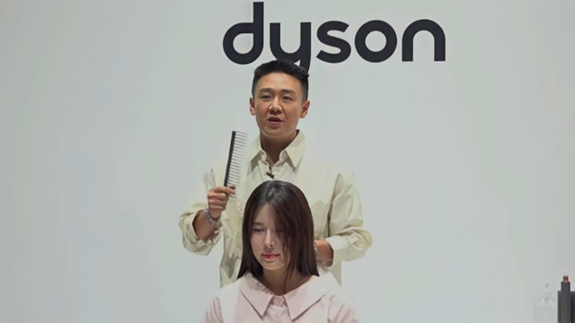 Kim Sun-woo menyisir rambut model dengan menggunakan sisir detangler pada sesi virtual K-Styling dengan Dyson Airwrap Multi-Styler pada Senin (25/07/2022). Foto: Dok. Dyson