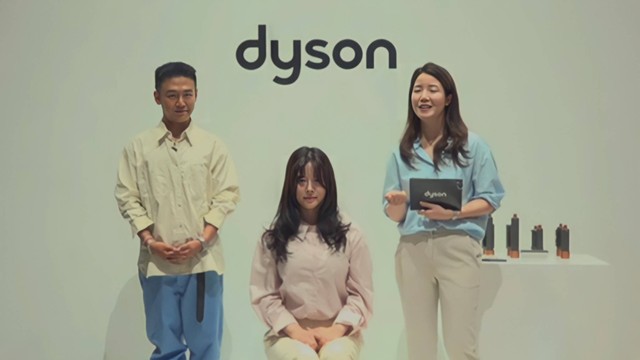 Hasil akhir rambut bergelombang ala perempuan Korea oleh Kim Sun-woo pada sesi virtual K-Styling dengan Dyson Airwrap Multi-Styler, Senin (25/07/2022). Foto: Dok. Dyson Foto: Dok. Dyson