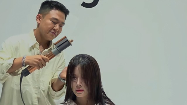 Kim Sun-woo mengeringkan rambut model dengan menggunakan Coanda smoothing dryer pada sesi virtual K-Styling dengan Dyson Airwrap Multi-Styler, Senin (25/07/2022). Foto: Dok. Dyson