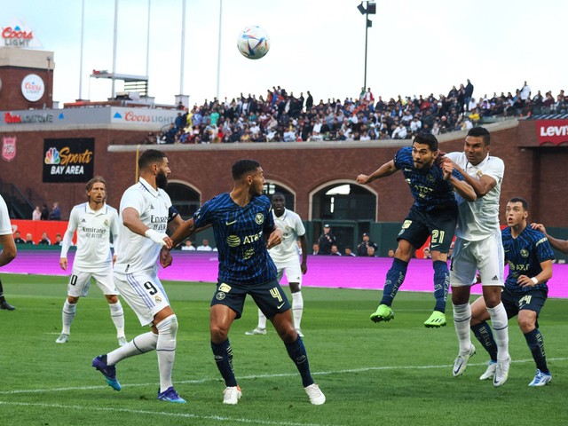 Pemain depan Club America Henry Martin (21) menerima tendangan sudut melawan gelandang Real Madrid Carlos Henrique Casemiro (14) pada babak pertama di Oracle Park. Foto: Dok. Kelley L Cox-USA TODAY Sports