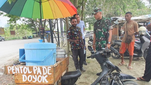 Zakheus Keroman, pemuda asli Papua penjual cilok saat bersama dengan Danrem 172/PWY Brigjen TNI J.O Sembiring. (Foto Penrem 172/PWY)