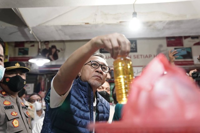 Mendag Zulkifli Hasan meninjau Pasar Gayamsari di Semarang, Jawa Tengah, Rabu (27/7). Foto: Dok. Kemendag