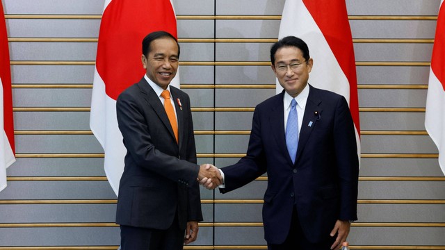 Presiden Indonesia Joko Widodo berjabat tangan dengan Perdana Menteri Jepang Fumio Kishida di kediaman resmi perdana menteri di Tokyo, Rabu (27/7/2022). Foto: Kiyoshi Ota/POOL/AFP