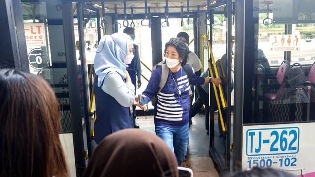 Penumpang menaiki bus Transjakarta Pink khusus perempuan di Halte Pasar Baru, Jakarta, pada Rabu (27/7/2022). Foto: Iqbal Firdaus/kumparan