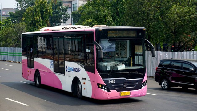 Bus Transjakarta Pink khusus perempuan berhenti di Halte Pasar Baru, Jakarta, pada Rabu (27/7/2022). Foto: Iqbal Firdaus/kumparan