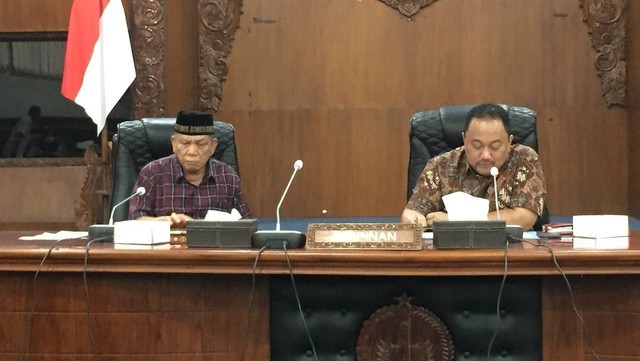 Ketua Komisi C DPRD DIY Gimmy Rusdin Sinaga dan Ketua Komisi D DPRD Jateng Alwin Basri, saat berdiskusi di Yogyakarta, Rabu (27/7/2022). Foto: Maria Wulan/Tugu Jogja