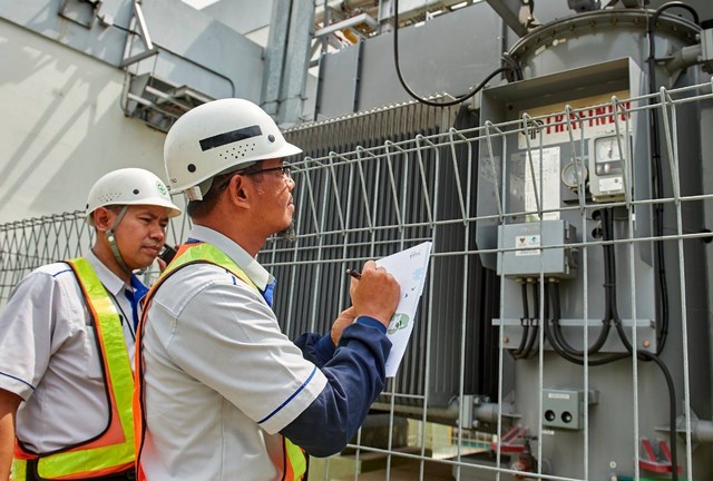 Pekerja sedang melakukan pengecekan di pabrik TMMIN. Foto: Dok. Istimewa