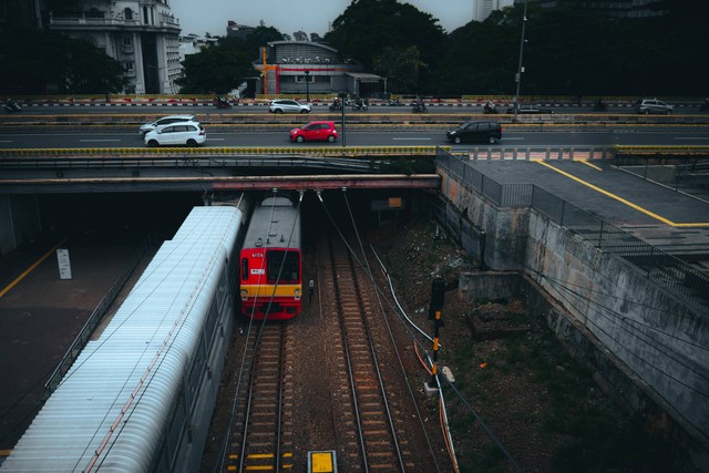 Ilustrasi rute krl ke universitas indonesia, Foto oleh Andika Febrian di Unsplash