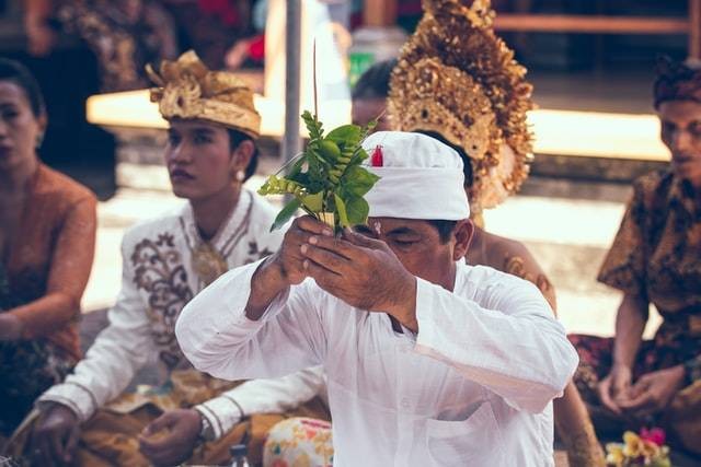 Ilustrasi upacara adat Bali yang sakral, sumber foto Artem Beliaikin on Unsplash