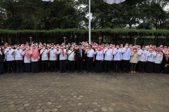 Wali Kota Pontianak usai melantik dan mengambil sumpah 109 kepala SD dan 27 Kepala SMP di lingkungan Pemkot Pontianak. Foto: Dok. Prokopim Pemkot Pontianak