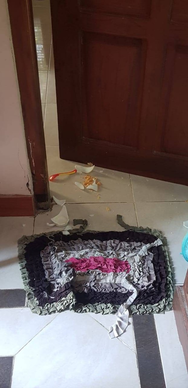 Kondisi barang yang pecah diduga akibat gangguan makhluk gaib di sebuah rumah di Sleman, Rabu (27/7/2022). Foto: Dok. Pribadi
