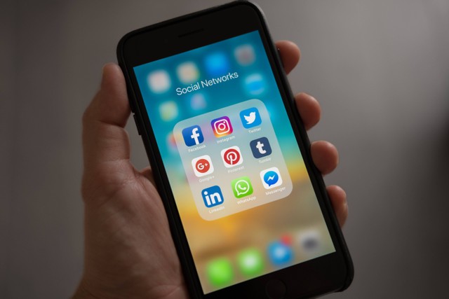 Media Sosial: https://www.pexels.com/photo/person-holding-iphone-showing-social-networks-folder-607812/