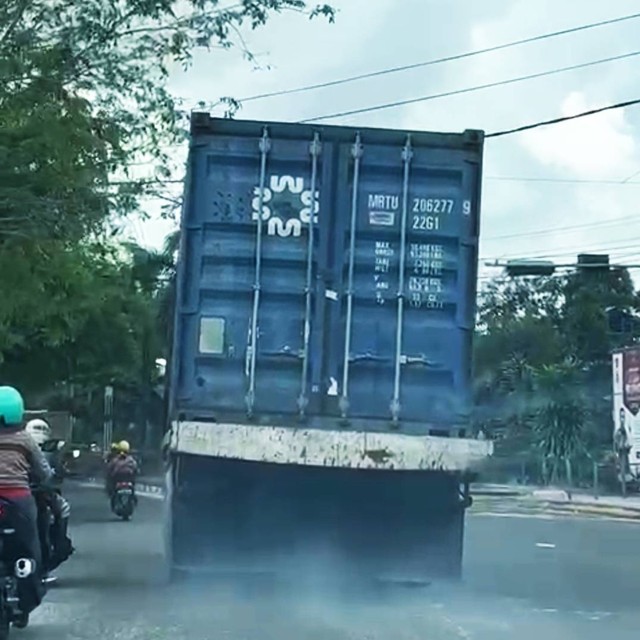 Truk ODOL melintas di Jalan Jenderal Suirman menuju Jalan Sutan Syahrir Pangkalan Bun. Foto: IST/InfoPBUN