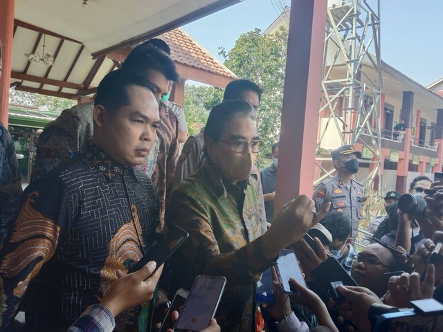Hotma Sitompul, Kuasa Hukum bos SMA SPI, usai persidangan di PN Malang. foto/M Sholeh 