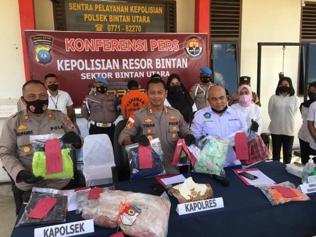 Kapolres Bintan AKBP Tidar Wulung Dahono menunjukkan tersangka dan barang bukti kasus pencabulan bocah. (Foto: Ari/batamnews)