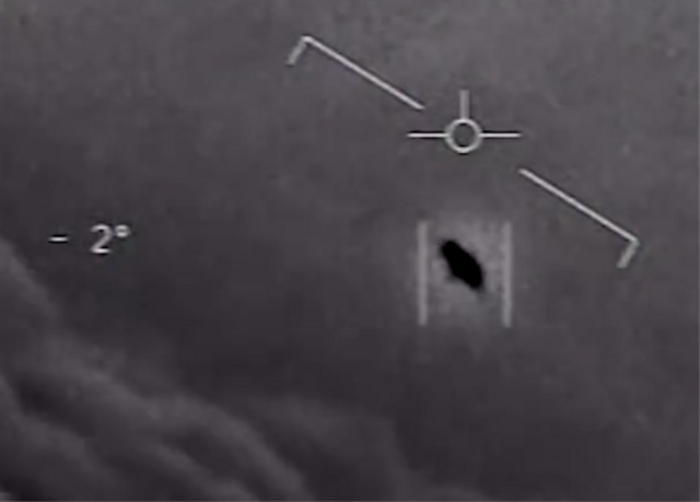 Tangkapan layar sebuah UFO dari video UFO 'Gimbal' yang direkam tahun 2015 oleh pesawat tempur milik Angkatan Laut AS di dekat pantai Florida dan dirilis ke publik tahun 2020. (Video dapat diakses pada situs FOIA AL AS)