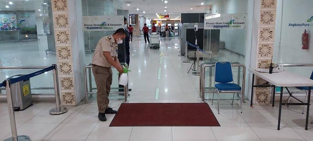 Pemasangan karpet disinfektan di bandara Ngurah Rai, Bali - IST