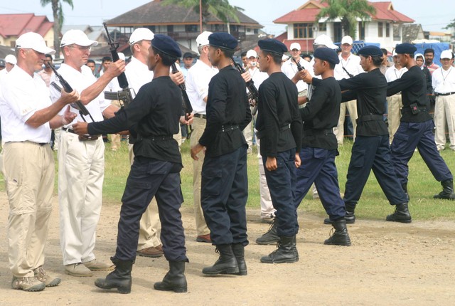 Penyerahan senjata pasukan GAM kepada personel Aceh Monitoring Mission di Lapangan Blang Padang, Banda Aceh, Desember 2005. Foto: Adi Warsidi 