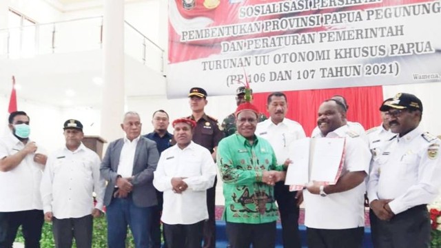 Asosiasi Bupati di Pegunungan Tengah Papua melakukan penandatanganan kesepakatan hibah untuk pembentukan Provinsi Papua Pegunungan di Gedung Pertemuan Aithousa GKI Betlehem Wamena. (BumiPapua.com/Stefanus Tarsi).