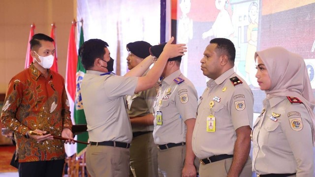 Jajaran Kementerian ATR/BPN diberi atribut baru berupa baret, tongkat komando, hingga tanda pangkat. Foto: Instagram/@kementerian.atrbpn