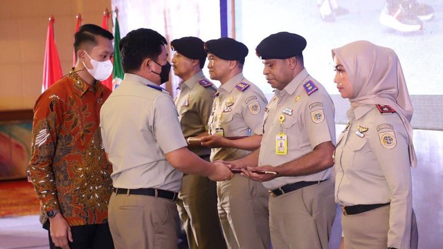 Jajaran Kementerian ATR/BPN diberi atribut baru berupa baret, tongkat komando, hingga tanda pangkat. Foto: Instagram/@kementerian.atrbpn