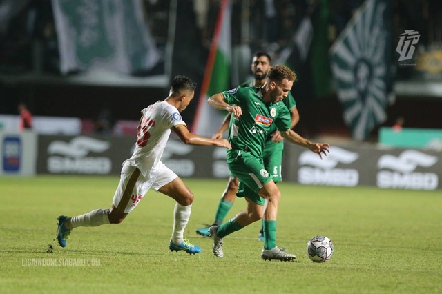 Ze Valente (kanan) di Laga PSS Sleman vs PSM Makassar di Stadion Maguwoharjo, Sleman, DI Yogyakarta, dalam pekan perdana Liga 1 2022/23 pada 23 Juli 2022. Foto: Situs web resmi Liga Indonesia Baru