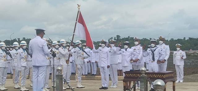 Upacara dalam Upacara Pelantikan dan Penyumpahan Dikmaba dan Diktama TNI AL Angkatan XLII TA 2022 Tahap Dasar Golongan Satdik 3 Kodiklatal di Sorong, yang berlangsung di Lapangan Upacara Mako Koarmada III, Katapop, Kabupaten Sorong, Rabu (27/7), foto: Yanti/BalleoNEWS