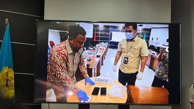 Proses pemeriksaan yang dilakukan Komnas HAM bersama labfor dan tim siber kepolisian, Rabu (27/7/2022). Foto: Haya Syahira/kumparan