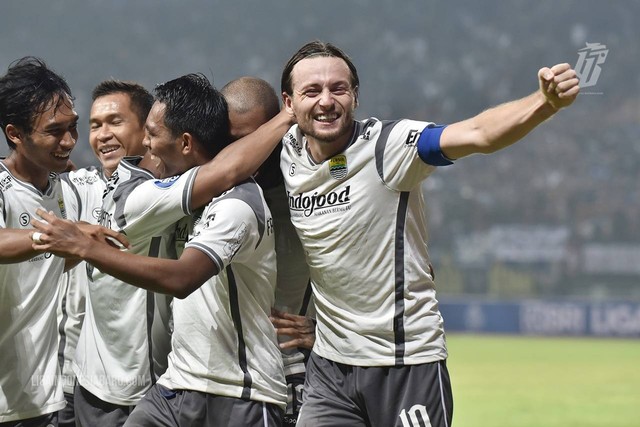 Selebrasi Marc Klok (kanan) di Laga Bhayangkara FC vs Persib Bandung di Stadion Wibawa Mukti, Bekasi, Jawa Barat, dalam pekan perdana Liga 1 2022/23 pada 24 Juli 2022. Foto: Situs web resmi Liga Indonesia Baru