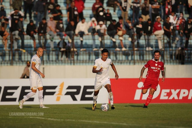 Laga Persis vs Dewa United di Stadion Moch Soebroto, Magelang, dalam pekan perdana Liga 1 2022/23. Foto: Situs web resmi Liga Indonesia Baru