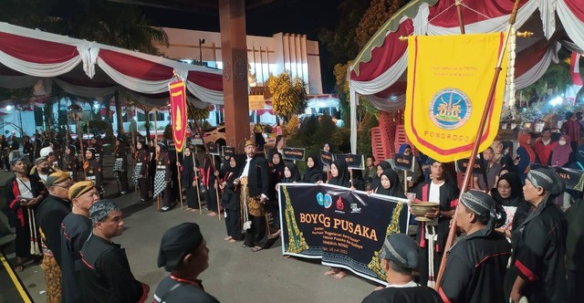 Upacara penyerahan Pusaka Kiai Tunggul Nogo di depan Pringgitan Bupati Ponorogo dalam rangka kirab Boyong Pusaka Grebeg Suro 2022, Selasa (26/07/2022). Foto : Wicahyo Romdoni Saputro