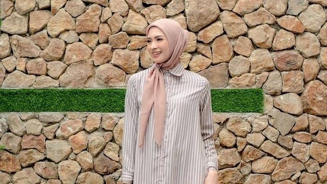 Ilustrasi ide outfit hijab gaya kasual. Foto: Instagram.com/donitabhubiy