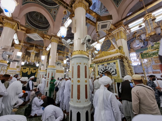 Antre menuju Raudhah di Masjid Nabawi.
 Foto: Muhammad Iqbal/kumparan