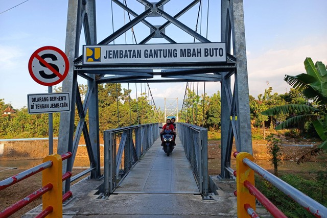 Jembatan gantung Mbah Buto di Jombang, Jawa Timur. Foto: Muhammad Darisman/kumparan
