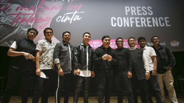 Sembilan personel grup musik Kahitna berpose usai konferensi pers 36 Tahun Anniversary Kahitna Special Concert di Jakarta, Rabu (27/7). Foto: ANTARA FOTO/Rivan Awal Lingga