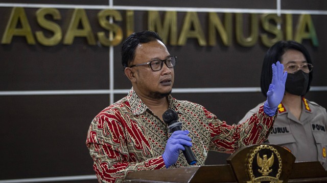 Komisioner Pemantauan/Penyelidikan Komnas HAM Mohammad Choirul Anam menyampaikan keterangan pers di kantor Komnas HAM, Jakarta, Rabu (27/7). Foto:  ANTARA FOTO/Dhemas Reviyanto