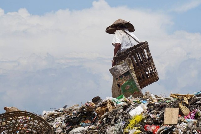 Ilustrasi persoalan sampah yang dihadapi Indonesia. Foto: Shutterstock