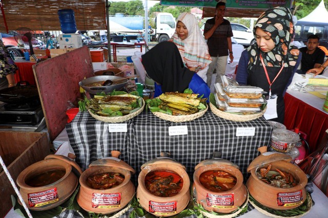 Lapak kuliner tradisional dalam event Aceh Culinary Festival 2019 di Banda Aceh. Foto: Abdul Hadi/acehkini