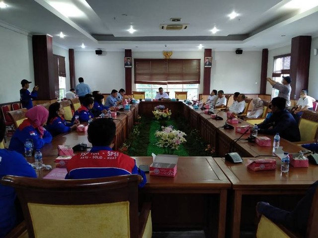 Karyawan PT BBA duduk bersama jajaran dewan di Komisi IV DPRD Batam, pada Rabu (27/7/2022)