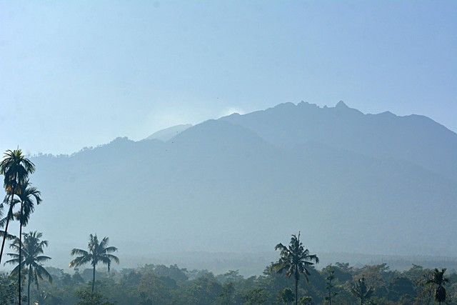 Gunung Raung terlihat dari Desa Gunung Malang, Sumberjambe, Jember, Jawa Timur, Kamis (28/7/2022). Foto: ANTARA FOTO/Seno