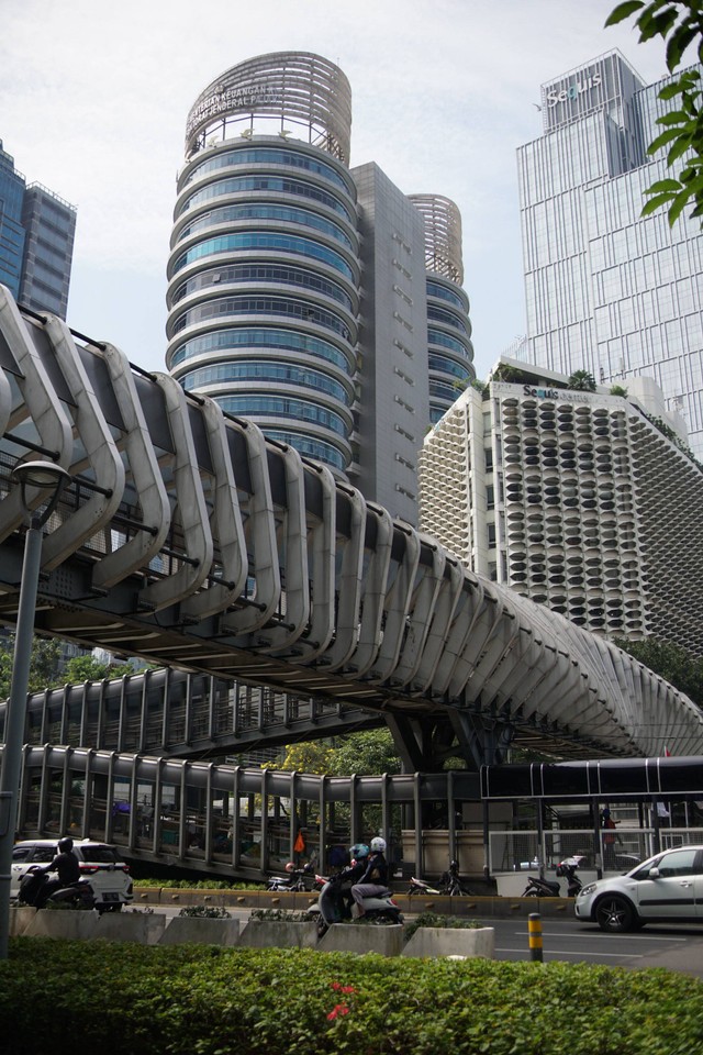 Jembatan Penyeberangan Orang (JPO) Bung Karno, Jalan Jenderal Sudirman, Jakarta, Kamis (28/7/2022). Foto: Jamal Ramadhan/kumparan