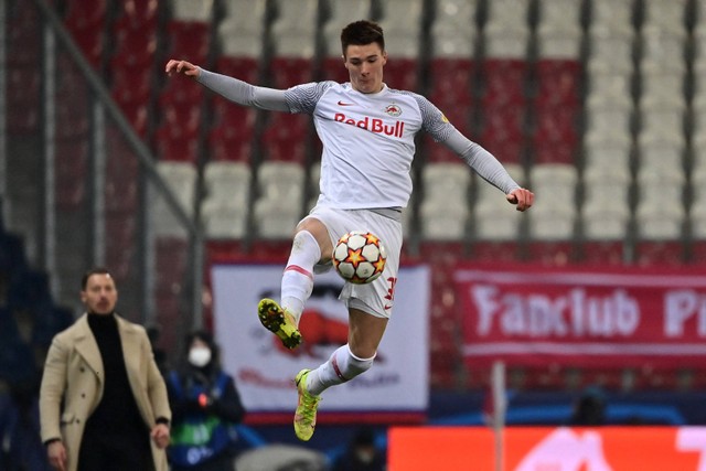 Pemain depan Salzburg asal Slovenia, Benjamin Sesko, melompat untuk merebut bola saat pertandingan sepak bola Grup G Liga Champions UEFA RB Salzburg v Sevilla di Salzburg, Austria pada 8 Desember 2021. Foto: Joe Klamar / AFP