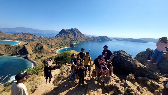 Wisatawan menikmati spot foto di Pulau Padar, Kamis (28/7). Foto: Gitario Vista Inasis/kumparan