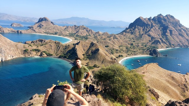 Wisatawan menikmati spot foto di Pulau Padar, Kamis (28/7). Foto: Gitario Vista Inasis/kumparan