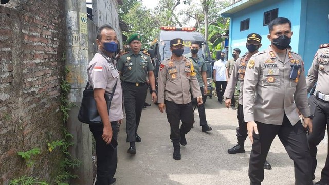 Kapolda Jawa Tengah Irjen Pol Ahmad Luthfi (tengah) tiba di rumah orang tua Kopda Muslimin. Foto: Dok. Istimewa