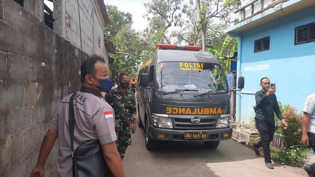 Mobil Ambulance tiba di rumah orang tua Kopda Muslimin. Foto: Dok. Istimewa