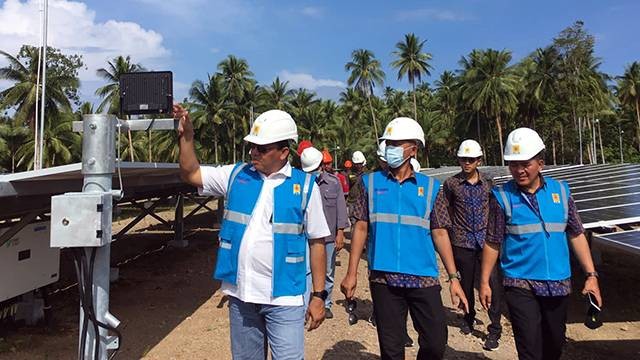 General Manager PLN Unit Induk Wilayah (UIW) Suluttenggo, Leo Basuki, melakukan pengecekan di lokasi PLTS Hybrid dengan kapasitas 1,3 mega wattpeak (MWp) di Kelurahan Santiago, Kecamatan Tahuna Barat, Kabupaten Kepulauan Sangihe.