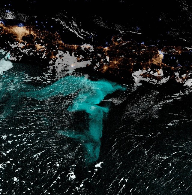 Penampakan laut bercahaya 'mily sea' di selatan pulau Jawa, foto diolah untuk memperjelas objek. Foto: Steven D. Miller, NOAA