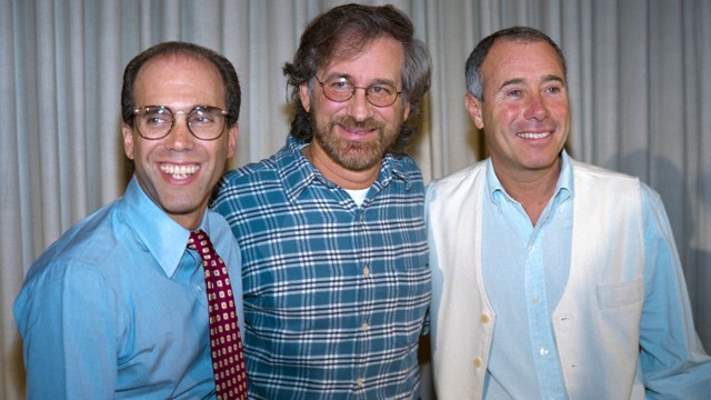 Ki-ka: produser AS Jeffrey Katzenberg, sutradara film AS Steven Spielberg dan produser David Geffen berpose untuk fotografer setelah konferensi pers, pada 12 Oktober 1994, di Beverly Hills. Foto: Hal Garb / AFP