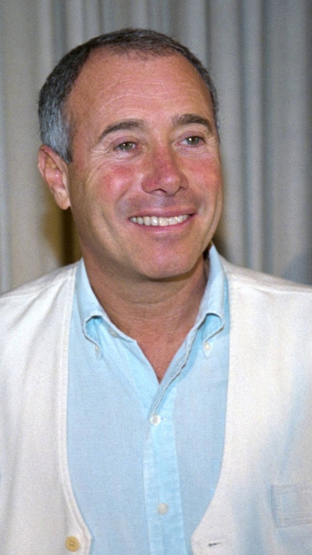 Produser David Geffen setelah konferensi pers, pada 12 Oktober 1994, di Beverly Hills. Foto: Hal Garb / AFP